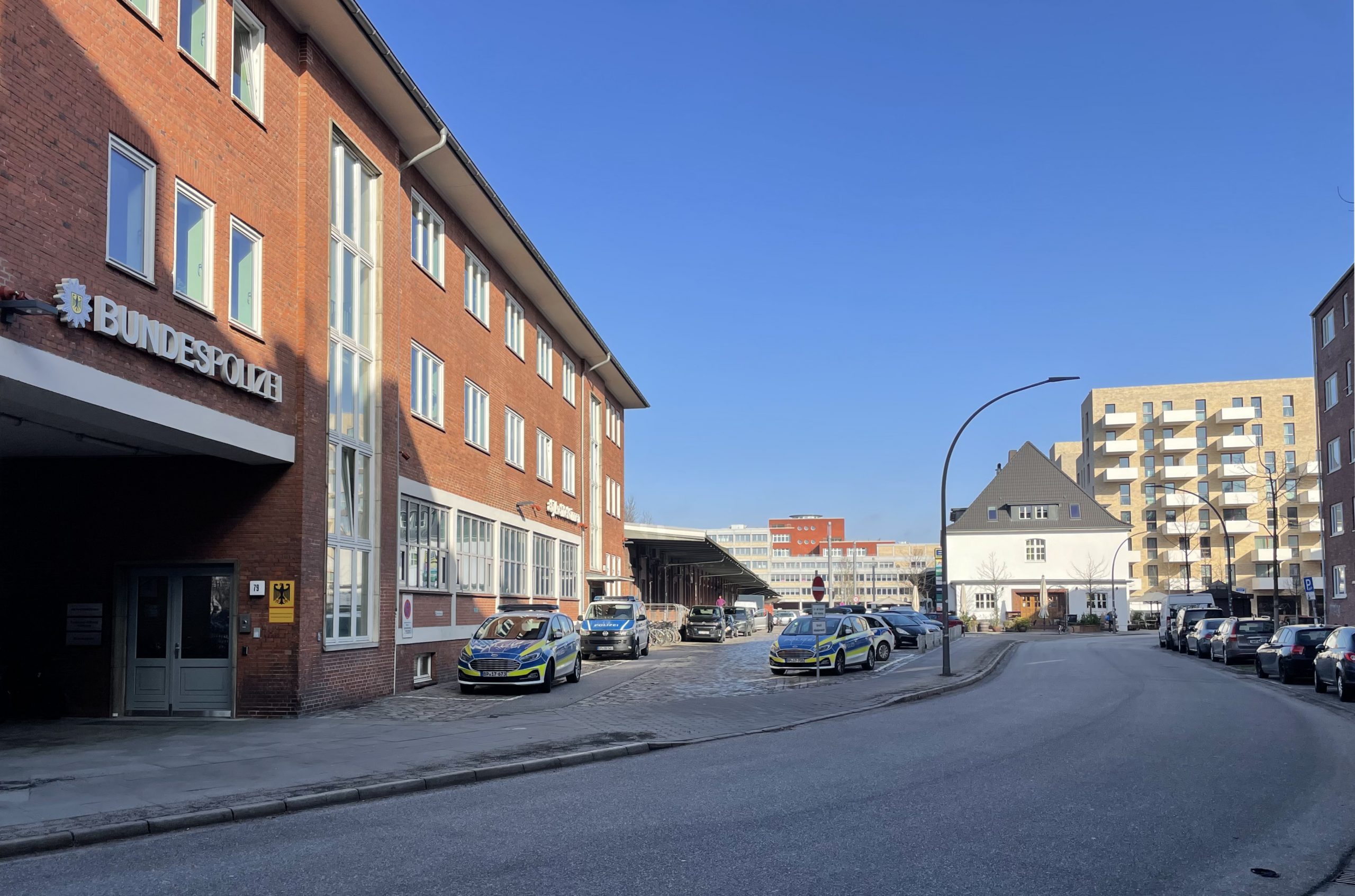 Büroflächen in der Neue Mitte Altona fussläufig vom Bahnhof Altona. Individuelle Büroräume, Praxis, knapp 500 m2, provisionsfrei für den Mieter, Ideal für Unternehmer, die Wert auf eine Urbane Anbindung legen. Das Holstenareal in Wurfweite.