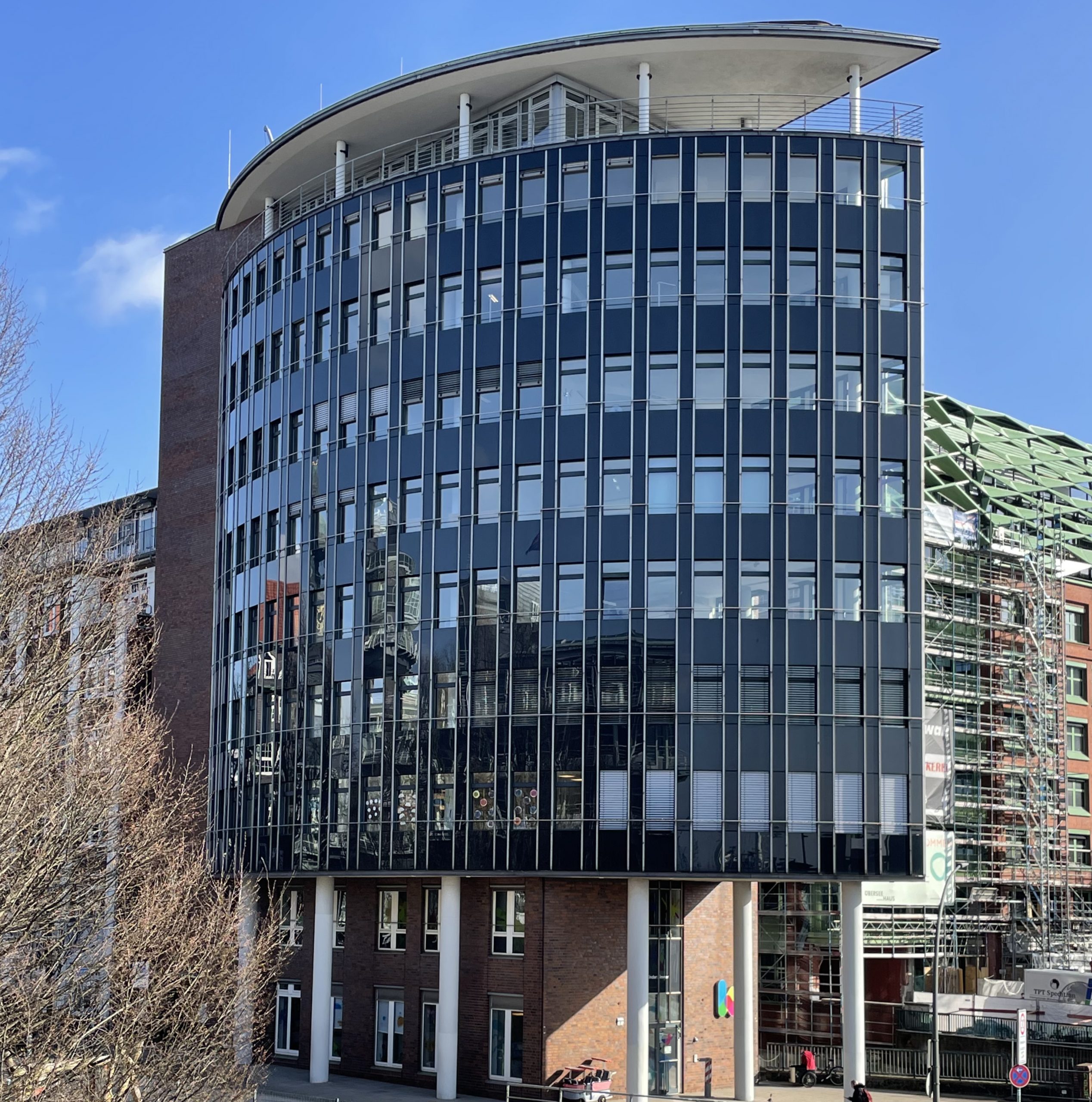 Büroflächen mit direktem Elbblick. Individuelle Büroräume, Praxis, knapp 300 m2, provisionsfrei für den Mieter, Ideal für Unternehmer, die Wert auf eine Urbane Anbindung legen. Die Hafencity, Elbphilharmonie, Innenstadt sowie der Michel in direkter Nachbarschaft.