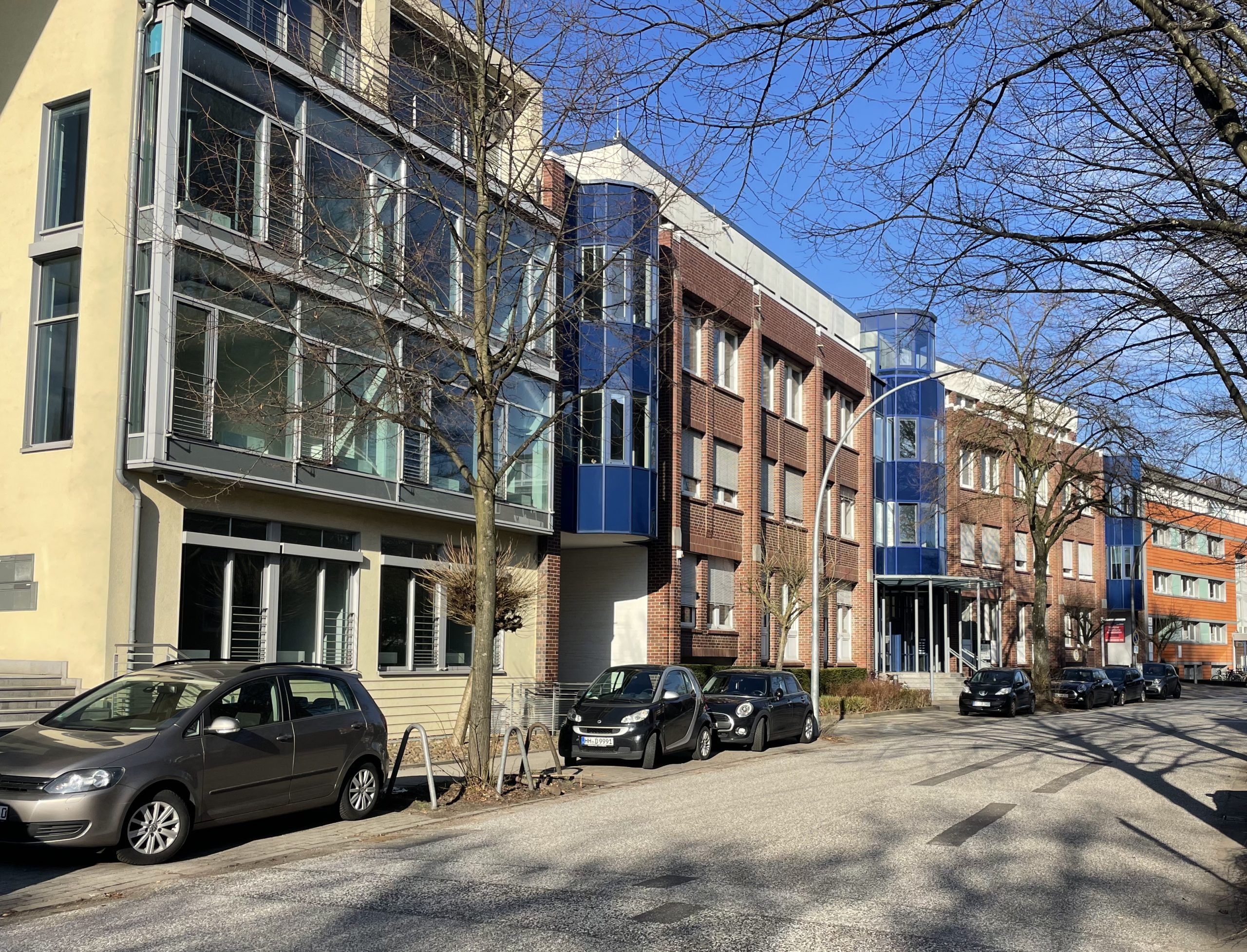 Büroflächen in Hamburg Uhlenhorst Winterhude unweit von Alster, Mühlenkamp in einem gepflegten Bürogebäude direkt am Osterbekkanal. Büro, Praxis, 698 m2, provisionsfrei für den Mieter, Ideal für Unternehmer, die Wert auf eine hochwertige Büroausstattung legen.