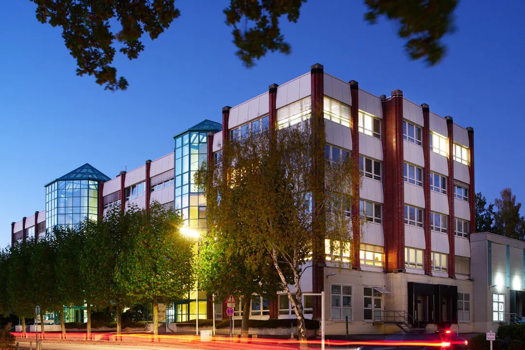 Businesspark BEOS Gewerbepark Lager Logistik Büro Service Produktion Hamburg Eidelstedt Stellingen Hafen Billbrook Hamburg Miete Gewerbeimmobilien Gewerbeobjekte Vermietung durch Immobilienmakler Daniel Mounesi von der Immobilienhandlung D. Mounesi zeigt Ihnen gerne diese Immobilie. Vereinbaren Sie einen Besichtigungstermin unter Telefon 04101/3980118.