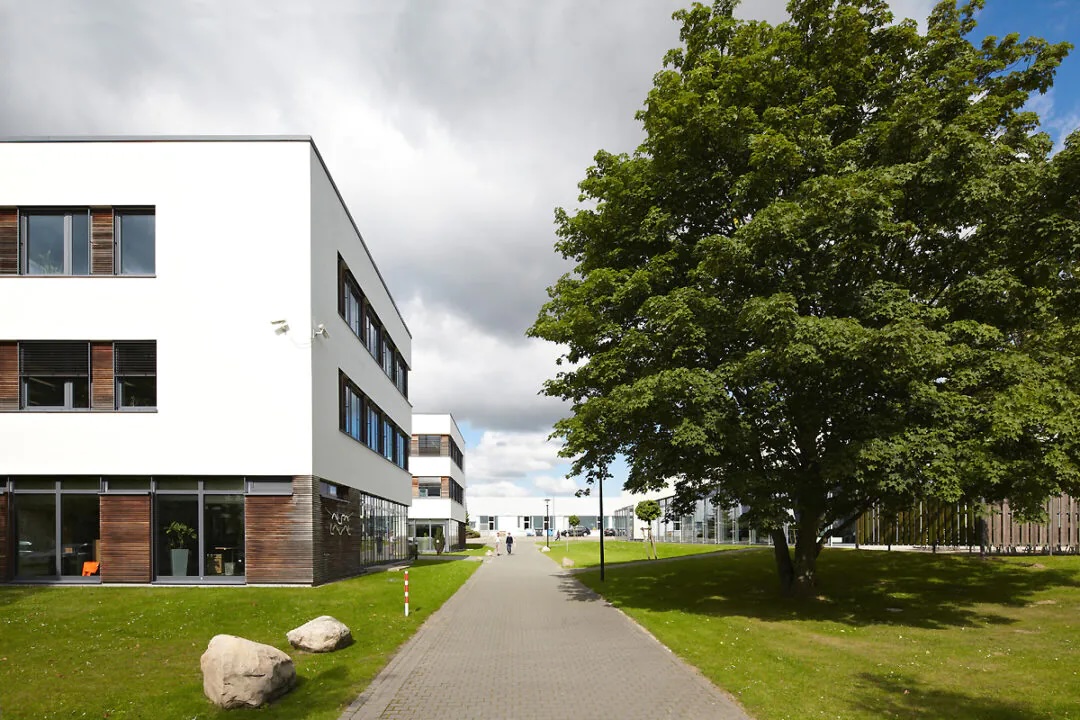 Businesspark BEOS Gewerbepark Lager Logistik Büro Service Produktion Hamburg Glinde Reinbek Hamburg Miete Gewerbeimmobilien Gewerbeobjekte Vermietung durch Immobilienmakler Daniel Mounesi von der Immobilienhandlung D. Mounesi zeigt Ihnen gerne diese Immobilie. Vereinbaren Sie einen Besichtigungstermin unter Telefon 04101/3980118.