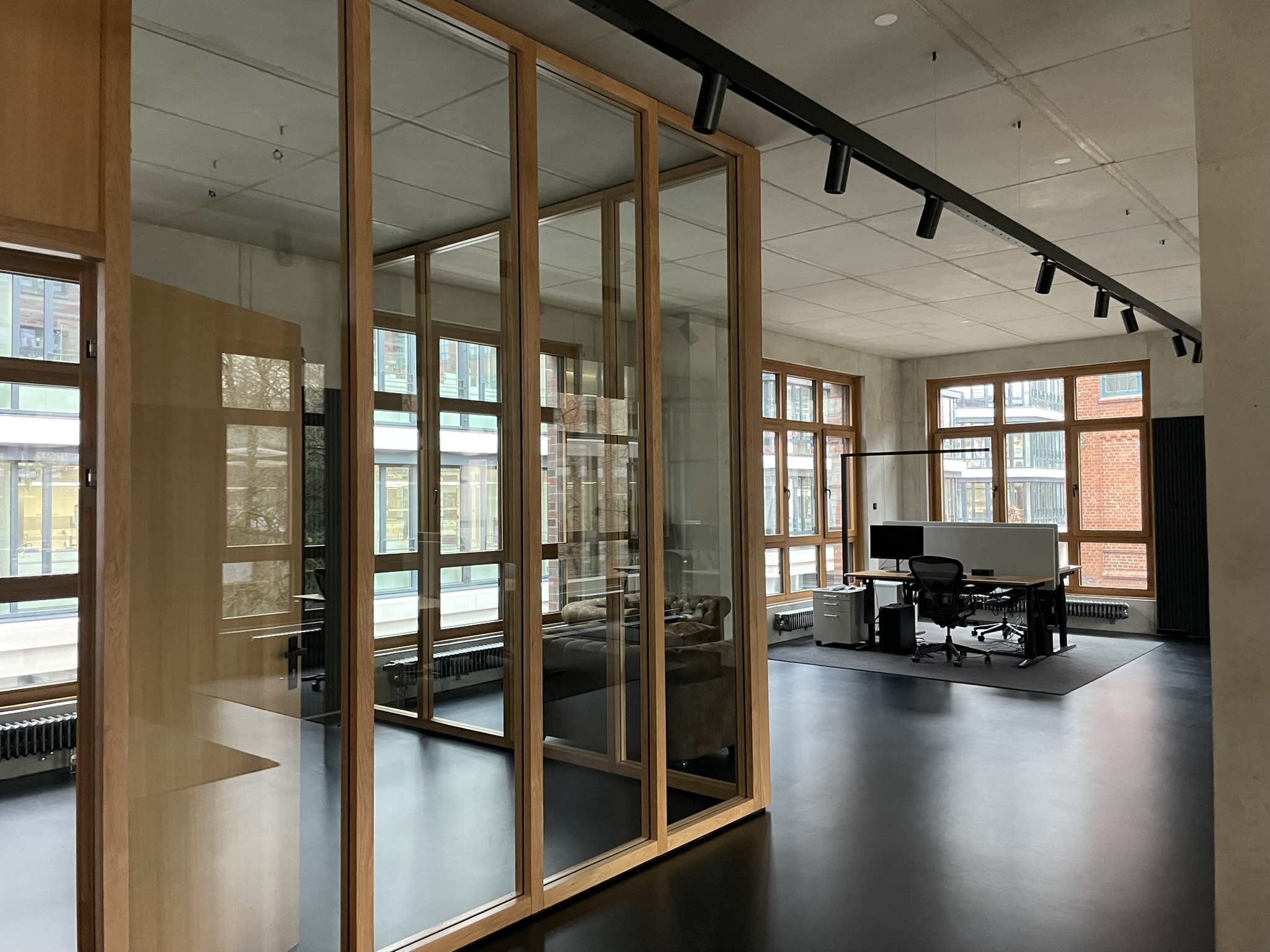 Büroflächen in Hamburg Bahrenfeld unweit Phönixhöfe im charmanten alten Fabrikgebäude mit Charme. Loft, Büro, Praxis, 250 m2, provisionsfrei für den Mieter, Ideal für Unternehmer, die Wert auf eine hochwertige Büroausstattung legen.