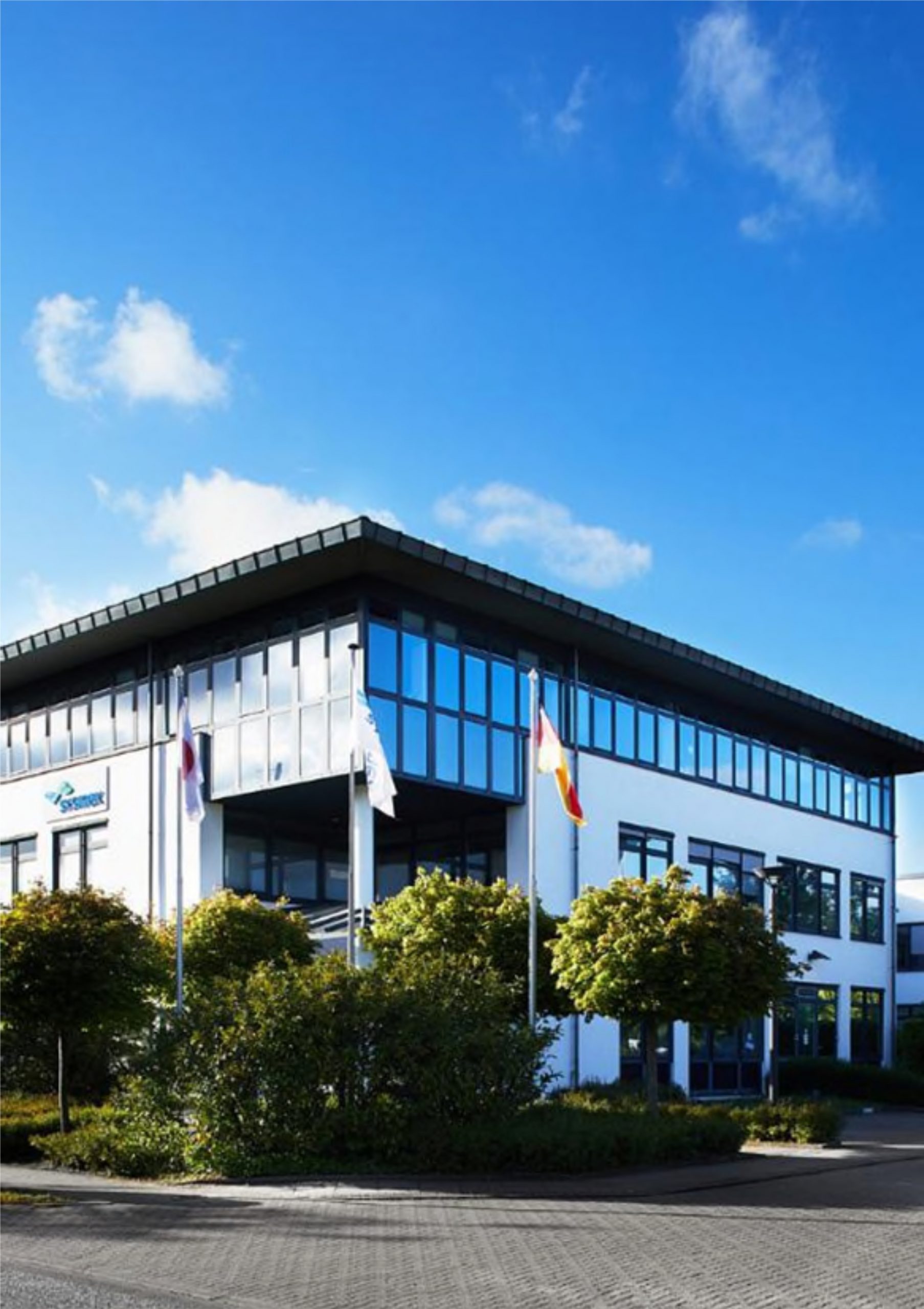 In einem etablierten Gewerbepark mit rund 10.000 m2 Gesamtnutzfläche stehen in Kürze mehrere Büro- und Hallenflächen zur Anmietung. Insgesamt stehen 4.700 m2 Büroflächen, verteilt über 3 Stockwerken, zur Vermietung aus. Die Mietflächen sind qualitativ hochwertig mit zugehörigen passenden Lager-, Labor- und Produktionseinheiten. Die Labor-/ Produktions- und Werkstattflächen umfassen rund 876 m2. Rund 625 m2 Lagerflächen runden das Mietflächenangebot ab. Mit über 20-jähriger Tradition im Immobiliengeschäft begleitet Daniel Mounesi Eigentümer, Interessenten, Vermieter, Mieter und Nutzer zu vertrauensvollen, nachhaltigen und zukunftsfähigen Immobilienlösungen. Die Immobilienhandlung D. Mounesi ist mehr als ein Maklerunternehmen. Mit individuellen Beratungskonzepten, einem klaren Fokus auf das jeweilige Immobilienziel und einem Portfolio an langjährigen Partnern bietet das Unternehmen einen ganzheitlichen Ansatz entlang der Wertschöpfungskette von Immobilien. Im wohnwirtschaftlichen wie gewerblichem Immobiliengeschäft. Gleich ob Wohnen, Büro, Hotel, Senior Living, Einzelhandel, Logistik. Neben Vermietung und Verkauf von Immobilien offeriert die Immobilienhandlung D. Mounesi ihren Kunden mit einem professionellen Service maßgeschneiderte Lösungen in der Beratung, Marktwerteinschätzung und im Management von Immobilien aller Art. In Rellingen, Hamburg, Norddeutschland. Daniel Mounesi begleitet als Immobilienmakler Familien ins neue Zuhause, Unternehmer an den modernen Firmensitz und Investoren zu renditestarken Investments. Die Immobilienhandlung D. Mounesi ist Ihr Immobilienberater in Rellingen, Hamburg und Norddeutschland. Wohnen, Gewerbe, Investment, Verkauf, Vermietung, Beratung. Telefon 04101 3980118.