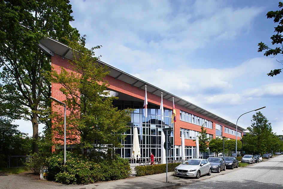 Businesspark BEOS Gewerbepark Lager Logistik Büro Service Produktion Norderstedt Hamburg Miete Gewerbeimmobilien Gewerbeobjekte Vermietung durch Immobilienmakler Daniel Mounesi von der Immobilienhandlung D. Mounesi zeigt Ihnen gerne diese Immobilie. Vereinbaren Sie einen Besichtigungstermin unter Telefon 04101/3980118.