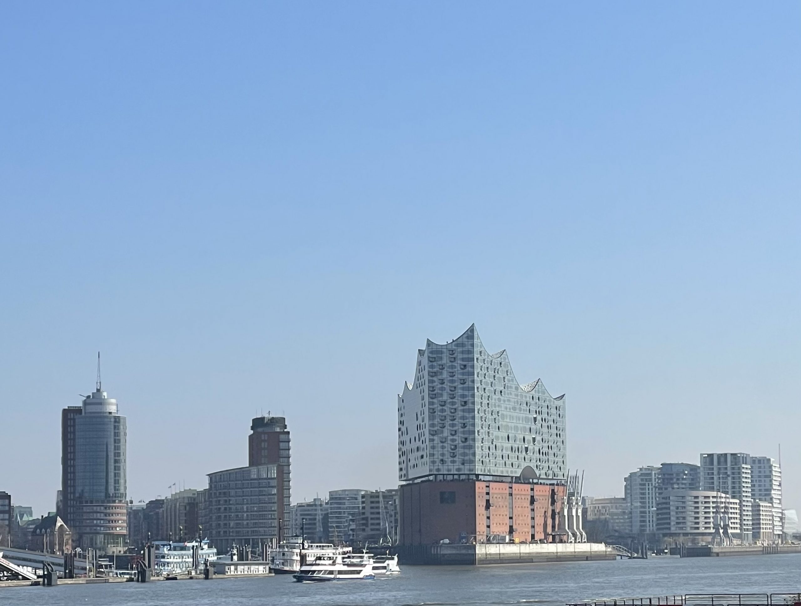 Mit über 20-jähriger Tradition im Immobiliengeschäft begleitet Daniel Mounesi Eigentümer, Interessenten, Vermieter, Mieter und Nutzer zu vertrauensvollen, nachhaltigen und zukunftsfähigen Immobilienlösungen. Die Immobilienhandlung D. Mounesi ist mehr als ein Maklerunternehmen. Mit individuellen Beratungskonzepten, einem klaren Fokus auf das jeweilige Immobilienziel und einem Portfolio an langjährigen Partnern bietet das Unternehmen einen ganzheitlichen Ansatz entlang der Wertschöpfungskette von Immobilien. Im wohnwirtschaftlichen wie gewerblichem Immobiliengeschäft. Gleich ob Wohnen, Büro, Hotel, Senior Living, Einzelhandel, Logistik. Neben Vermietung und Verkauf von Immobilien offeriert die Immobilienhandlung D. Mounesi ihren Kunden mit einem professionellen Service maßgeschneiderte Lösungen in der Beratung, Marktwerteinschätzung und im Management von Immobilien aller Art. In Rellingen, Hamburg, Norddeutschland. Daniel Mounesi begleitet als Immobilienmakler Familien ins neue Zuhause, Unternehmer an den modernen Firmensitz und Investoren zu renditestarken Investments. Die Immobilienhandlung D. Mounesi ist Ihr Immobilienberater in Rellingen, Hamburg und Norddeutschland. Wohnen, Gewerbe, Investment, Verkauf, Vermietung, Beratung. Telefon 04101 3980118.