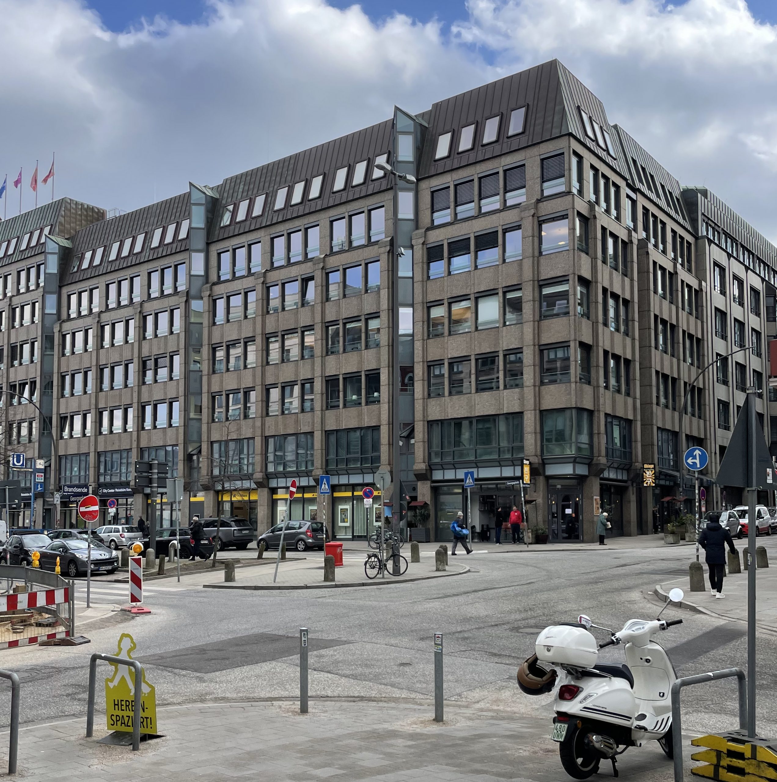 Büroflächen direkt am georgsplatz. Individuelle Büroräume, Praxis, provisionsfrei für den Mieter, Ideal für Unternehmer, die Wert auf eine Urbane Anbindung legen. Die Mönckebergstraße, Rathausmarkt, Hauptbahnhof, Europa Passage, Jungfernstieg und Binnenalster fußläufig entfernt.