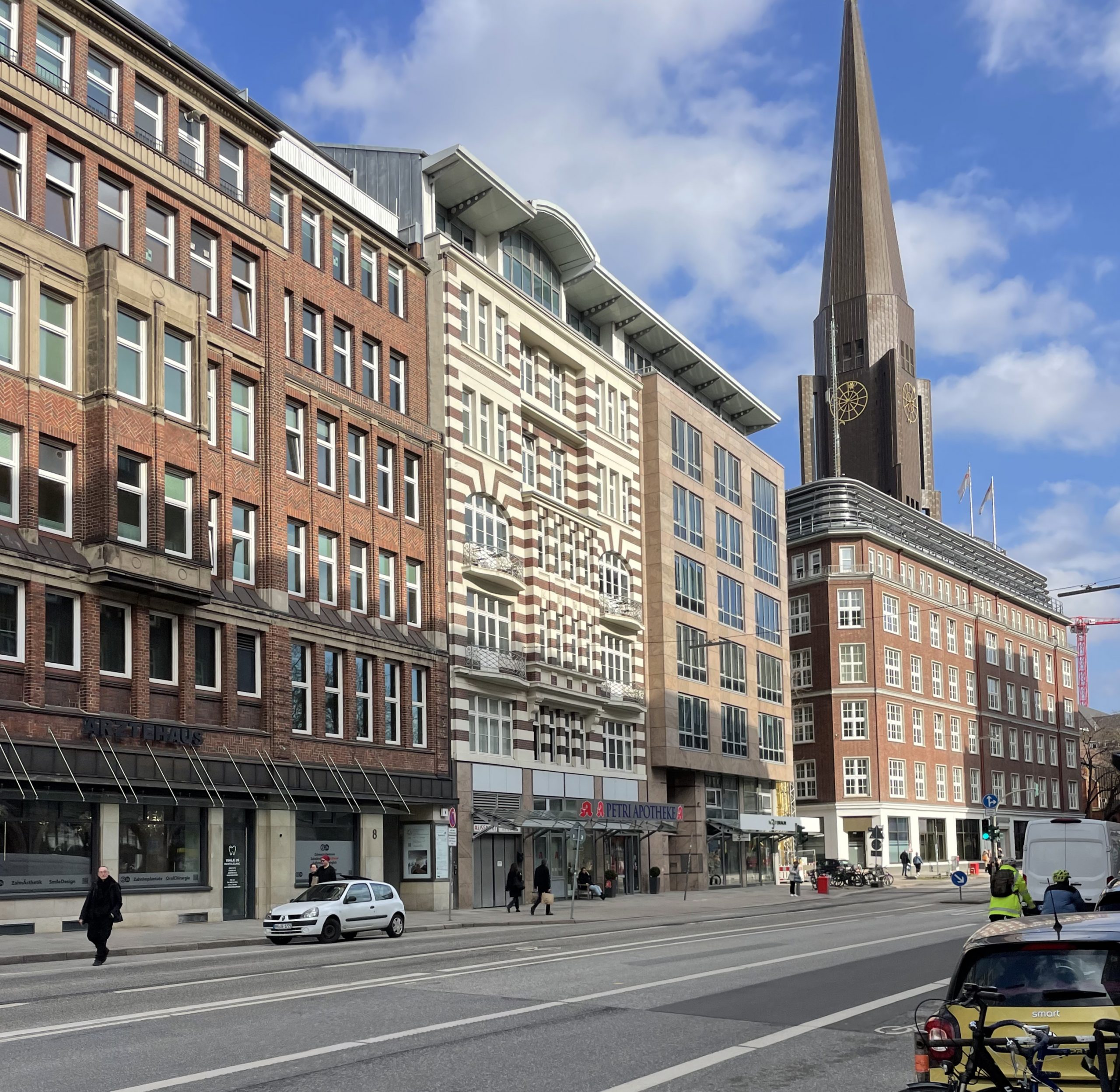 Büroflächen direkt am Speersort. Individuelle Büroräume, Praxis, knapp 525 m2, provisionsfrei für den Mieter, Ideal für Unternehmer, die Wert auf eine Urbane Anbindung legen. Die Mönckebergstraße, Rathausmarkt, Europa Passage, Jungfernstieg und Binnenalster fußläufig entfernt.