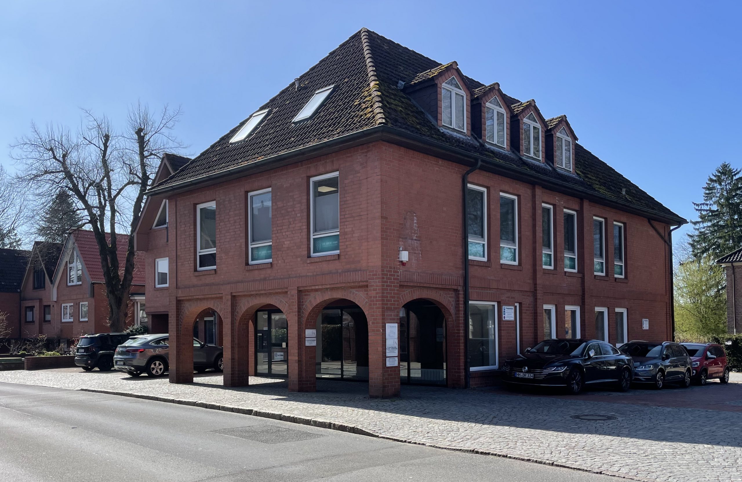 Praxisfläche Rellingen Verkauf Investment Kapitalanlage Vermarktung vermietet Wohn- und Geschäftshaus in Rellingen Ort unweit Kirche. Veräußerung einer Praxis mit 144 m2 und Mietvertrag. Praxis in zweiter Generation.