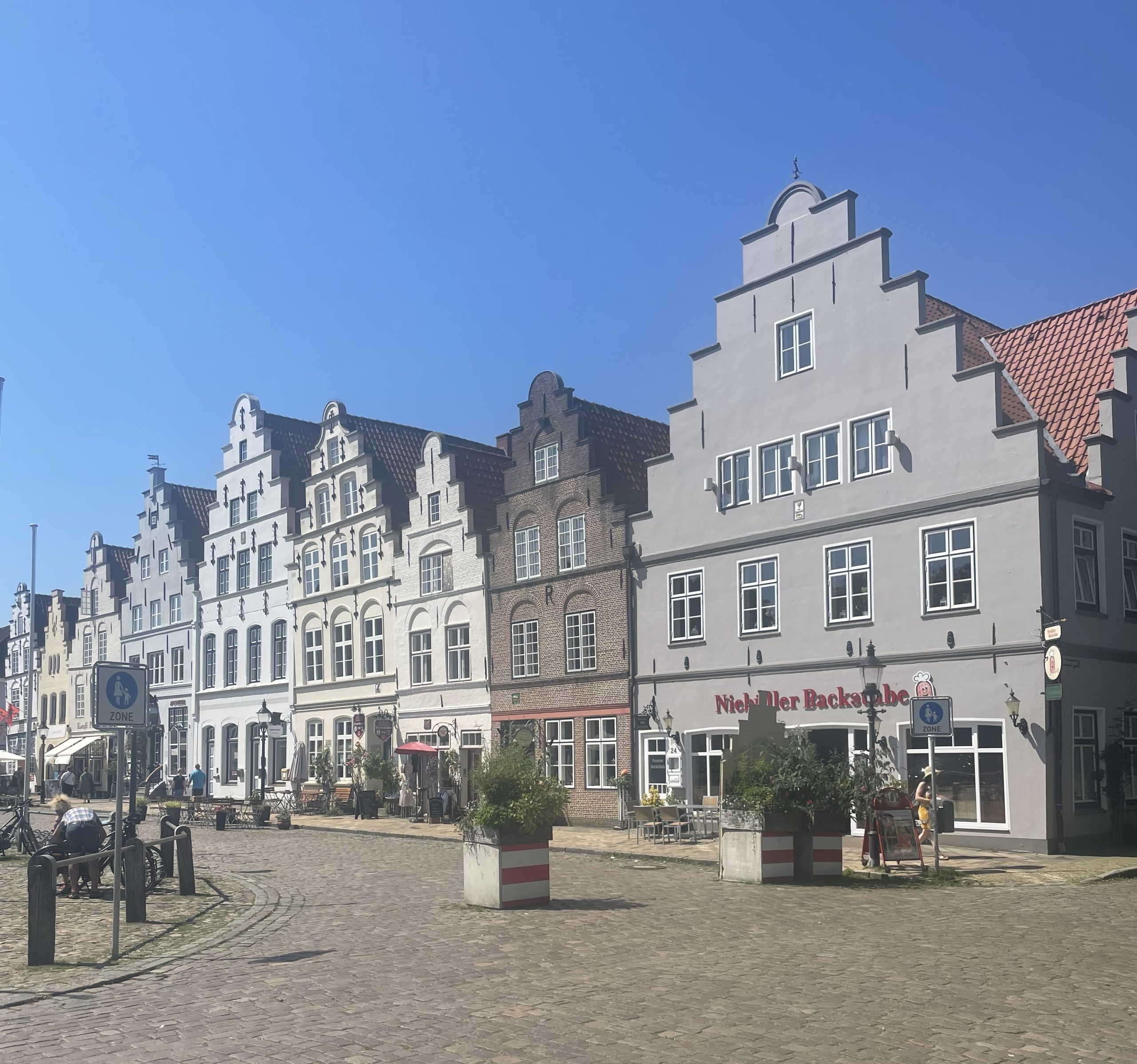 Marktchancen für Immobilien Vermietung Verkauf Management Beratung in Kiel Lübeck Hamburg Norddeutschland.Unser gewachsenes Netzwerk in die Immobilienwirtschaft ermöglicht uns erfreulicherweise auch den Zugang zu Immobilien, die gegenwärtig lediglich diskret und allenfalls vertraulich am Immobilienmarkt offeriert werden dürfen. Sprechen Sie uns gerne an oder senden Sie uns eine Anfrage mit Ihrem Akquisitionsprofil. Wir werden umgehend mit Ihnen Kontakt aufnehmen. Gegenwärtig führen wir in unserem diskreten Vermittlungsbestand diverse Opportunitäten an Wohnimmobilien und Gewerbeobjekten zum Kauf oder zur Anmietung. Darüber hinaus auch spekulative Projektentwicklungen aller Nutzungsarten - wie Wohnen, Büro, Logistik, Pflege und Hotel. Sie suchen eine passgenaue Wohnimmobilie oder das passende Gewerbeobjekt in der Region Südliches Schleswig