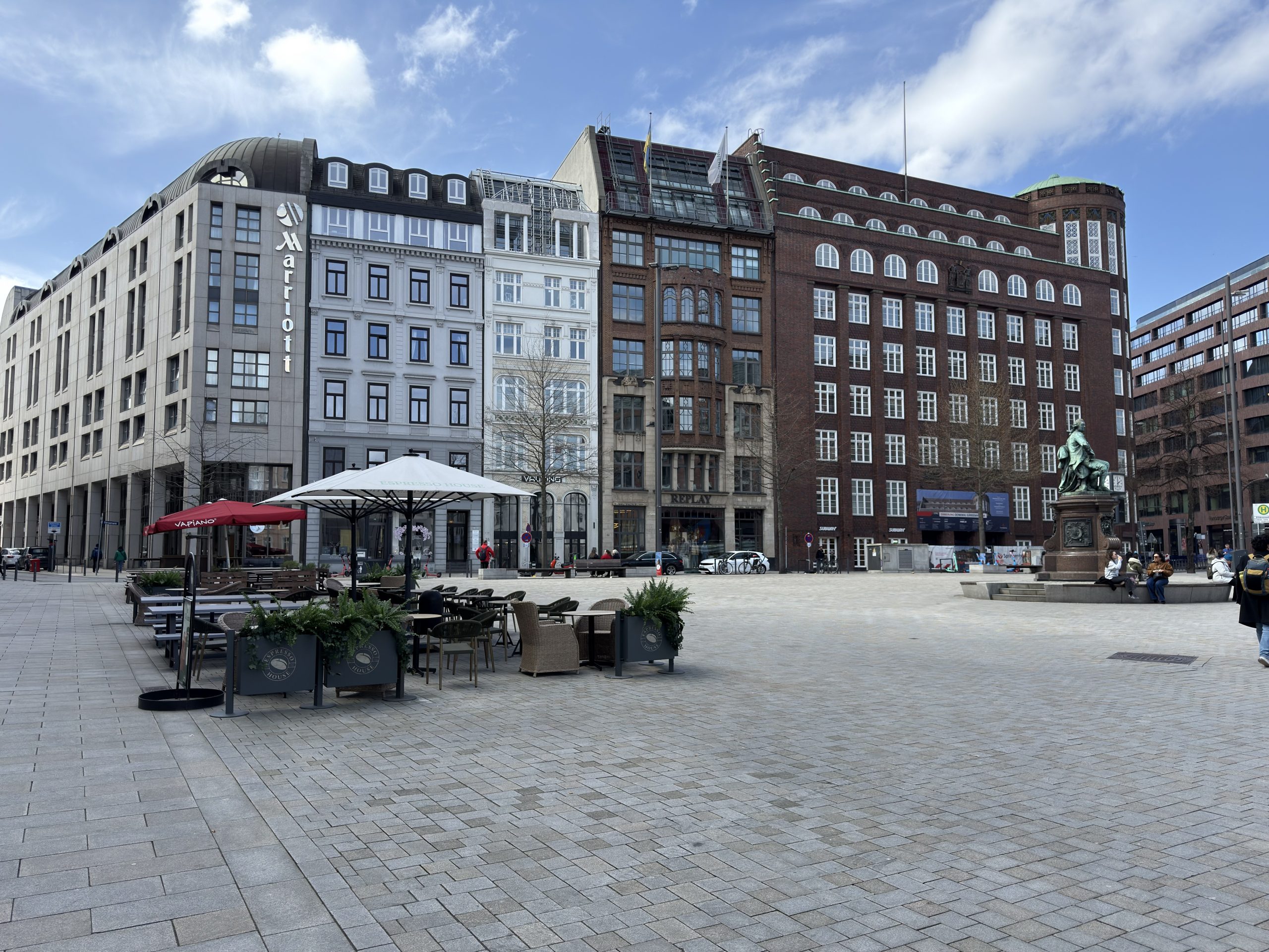 Ladenfläche Gastronomiefläche Vermietung Gänsemarkt Hamburg Innenstadt Die offerierte Mietfläche befindet sich in äußerst prominenter Lage direkt am Gänsemarkt und erstreckt sich als Galerie vom Untergeschoss bis ins Obergeschoss. Aufgrund der gut frequentierten Lage und einer Terrasse im Innenhof eignet sich die Fläche sowohl aus Showroom als auch als Gastronomiefläche. Die Mietfläche beträgt ca. 397 m2 und ist sofort für eine Anmietung verfügbar.