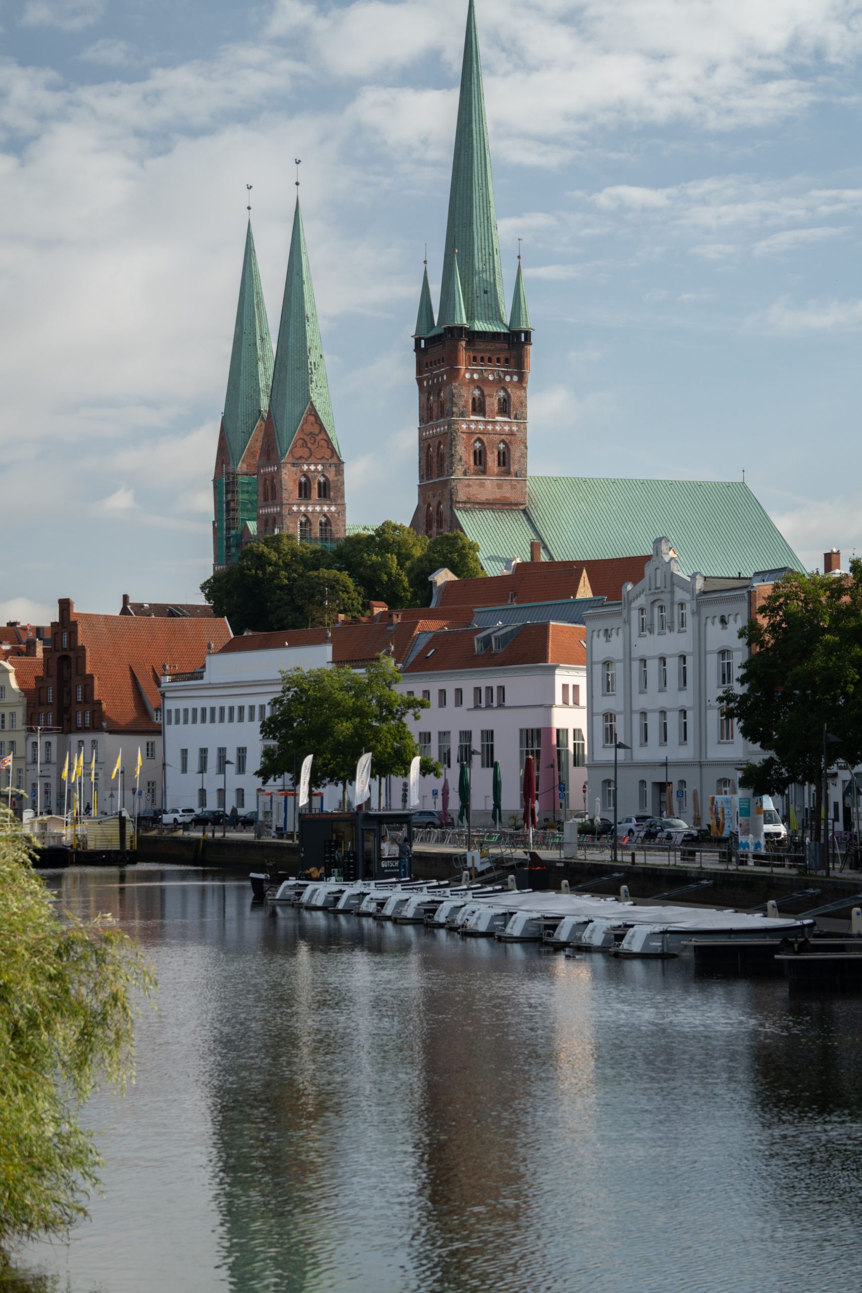 Marktchancen für Immobilien Vermietung Verkauf Management Beratung in Kiel Lübeck Hamburg Norddeutschland.Unser gewachsenes Netzwerk in die Immobilienwirtschaft ermöglicht uns erfreulicherweise auch den Zugang zu Immobilien, die gegenwärtig lediglich diskret und allenfalls vertraulich am Immobilienmarkt offeriert werden dürfen. Sprechen Sie uns gerne an oder senden Sie uns eine Anfrage mit Ihrem Akquisitionsprofil. Wir werden umgehend mit Ihnen Kontakt aufnehmen. Gegenwärtig führen wir in unserem diskreten Vermittlungsbestand diverse Opportunitäten an Wohnimmobilien und Gewerbeobjekten zum Kauf oder zur Anmietung. Darüber hinaus auch spekulative Projektentwicklungen aller Nutzungsarten - wie Wohnen, Büro, Logistik, Pflege und Hotel. Sie suchen eine passgenaue Wohnimmobilie oder das passende Gewerbeobjekt in der Region Lübeck?